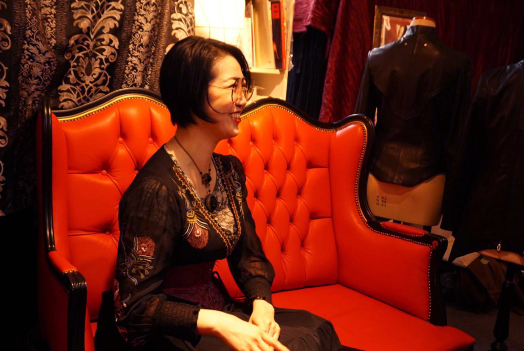 インタビューを受けるBaby Doll Tokyoの緑川ミラノ氏