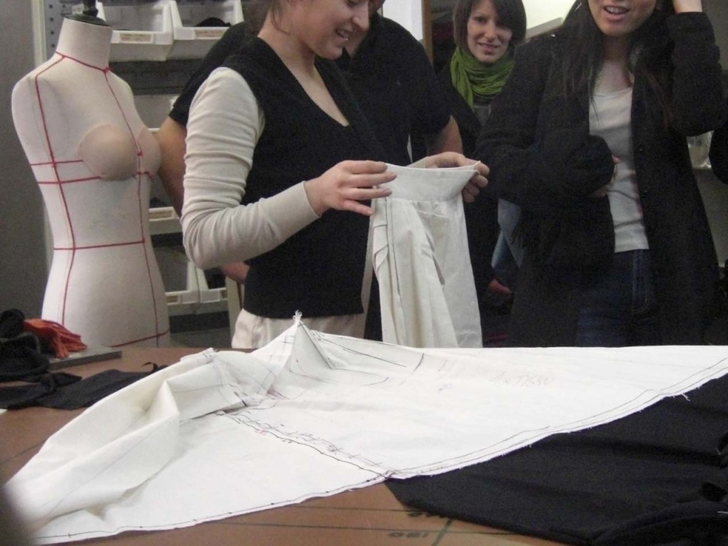 パリの短期留学中、ドレーピングの授業の様子。