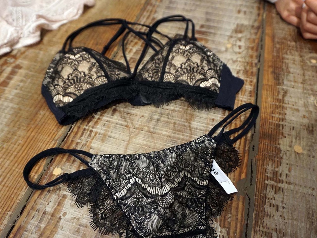 一見シンプルだけど、さりげないデザイン性があるランジェリー