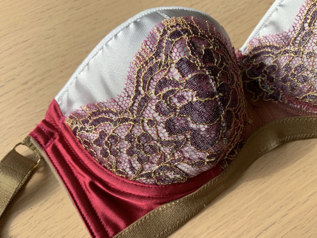 レースもカップも全てがキラキラと輝く