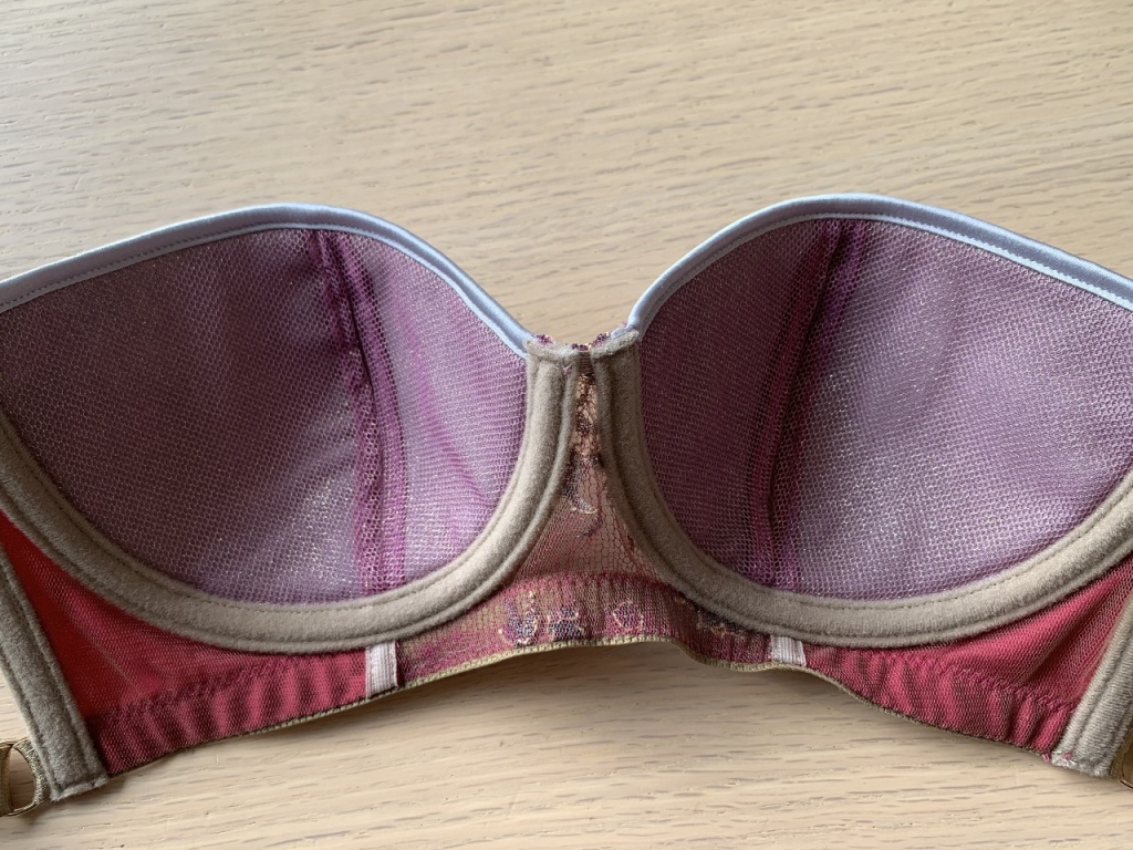 ラメがたっぷりのカップ裏