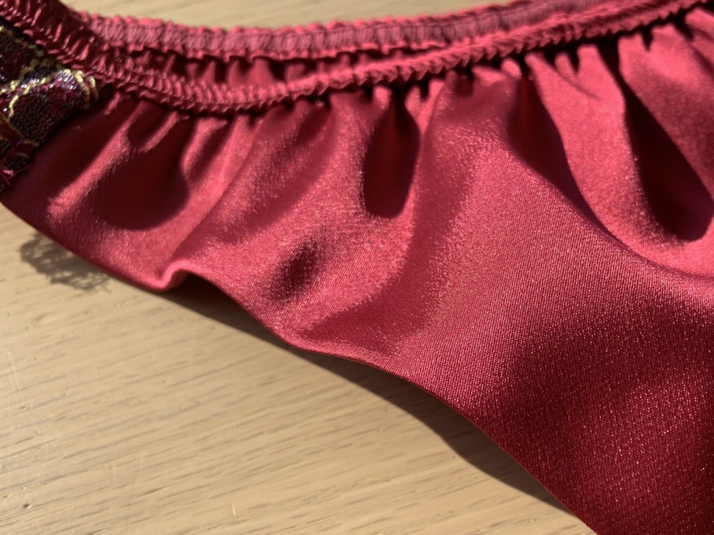 テロンとした質感のショーツ