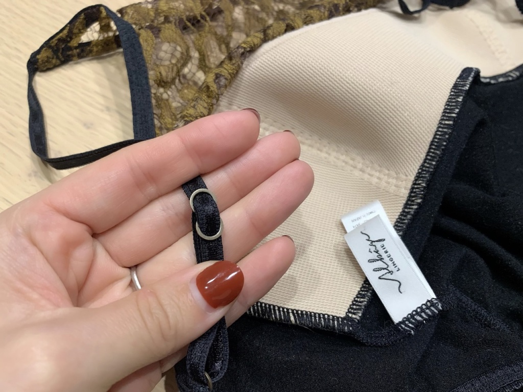 上品なマットゴールドのアジャスター