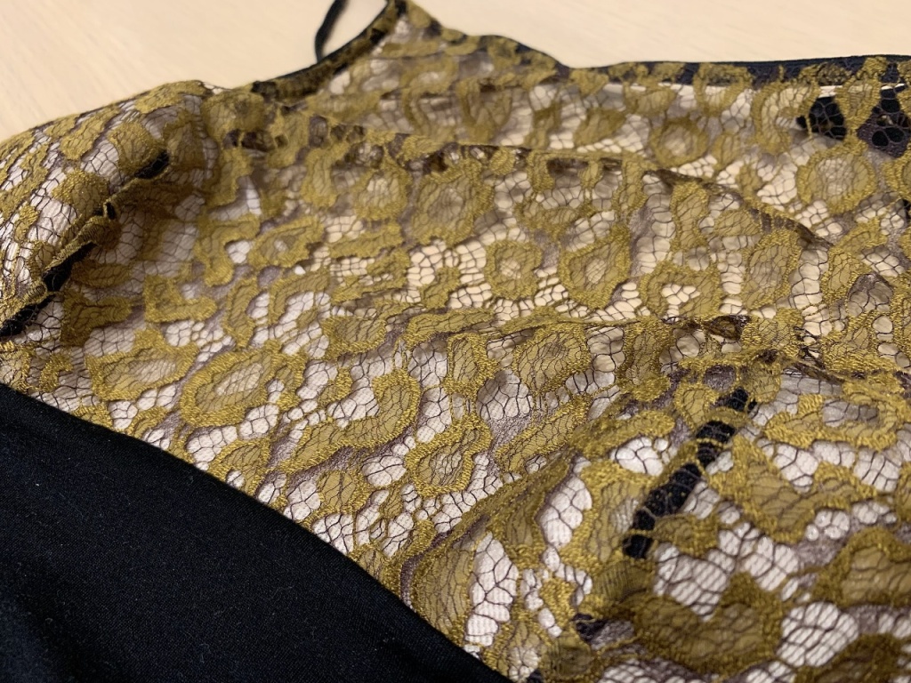 落ち着いた印象のレオパード柄レース