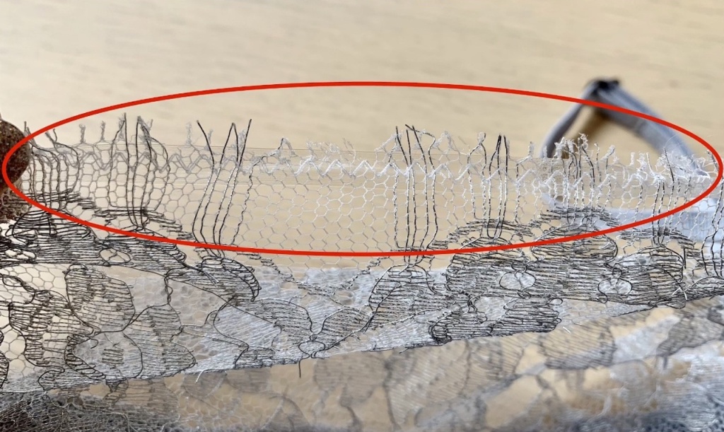 透明で目立たないモビロンテープでしっかり補強されているレース部分