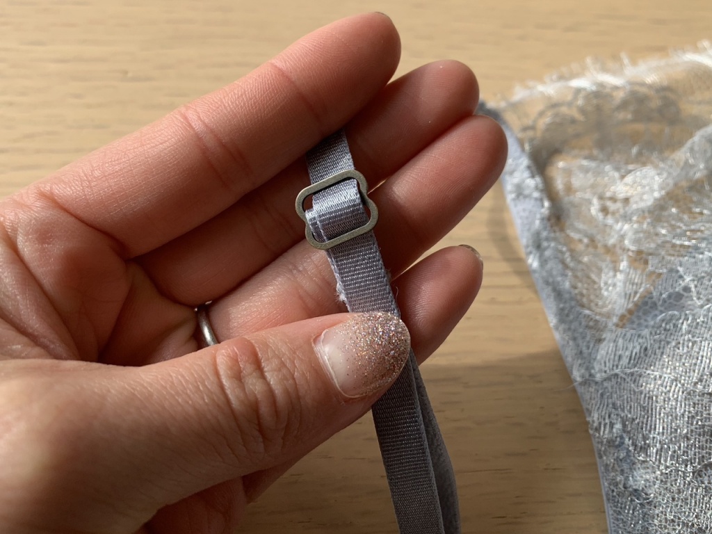 マットなシルバーカラーでまとめられたアジャスター