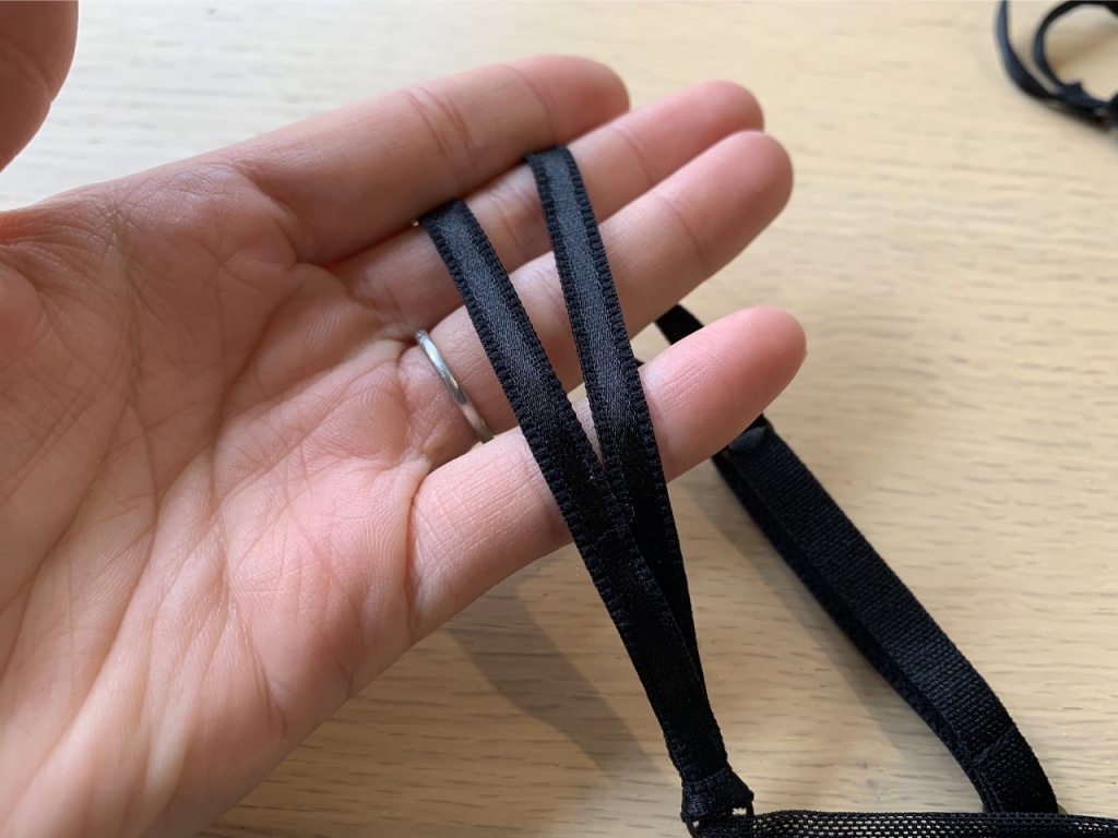 2本に分かれるストラップ