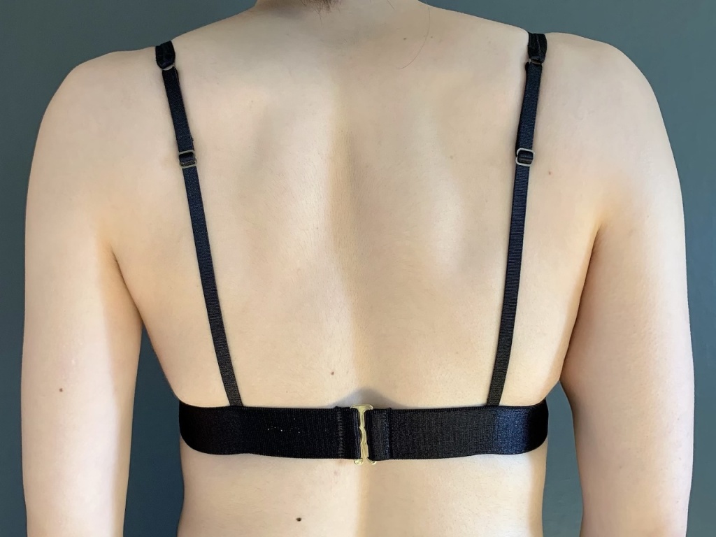 シンプルなホックがひとつ