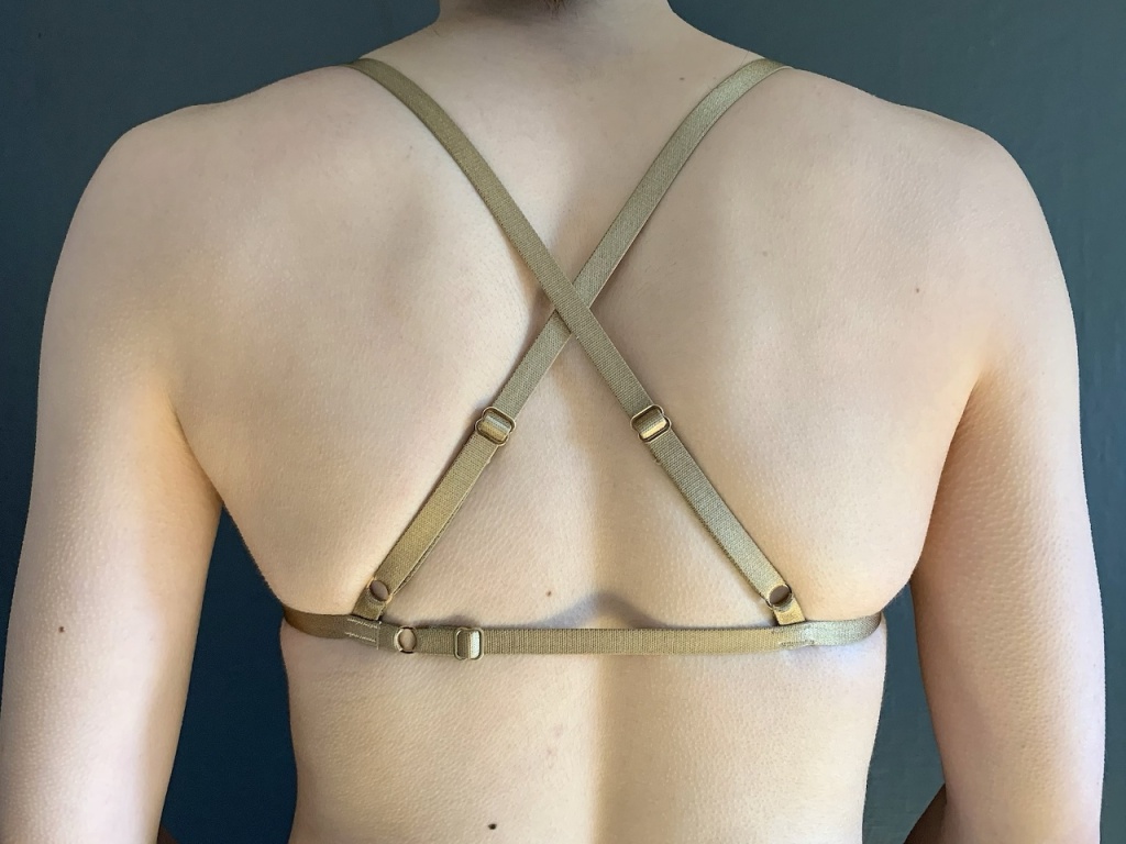 チラ見せさせたいクロスストラップ