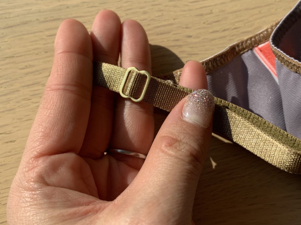 サイドのアジャスターでサイズ調整が可能