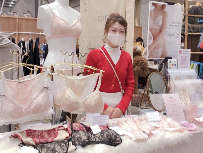 販売イベントの様子。直接手に取りランジェリーを感じられる。