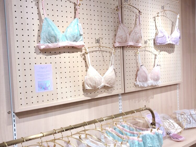 様々なデザインが並ぶ販売イベント会場