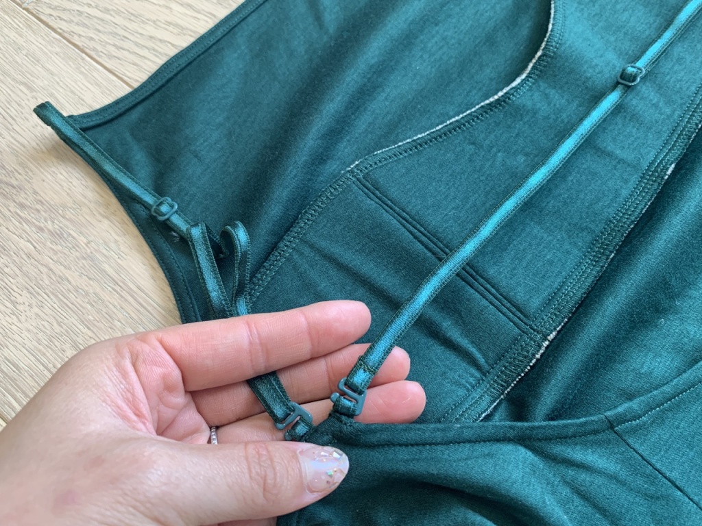 つけ外しも引っ掛けるだけで簡単