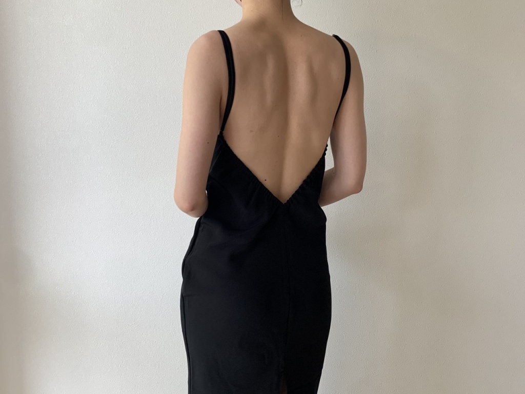 後ろ姿を美しく引き立てるシルエット