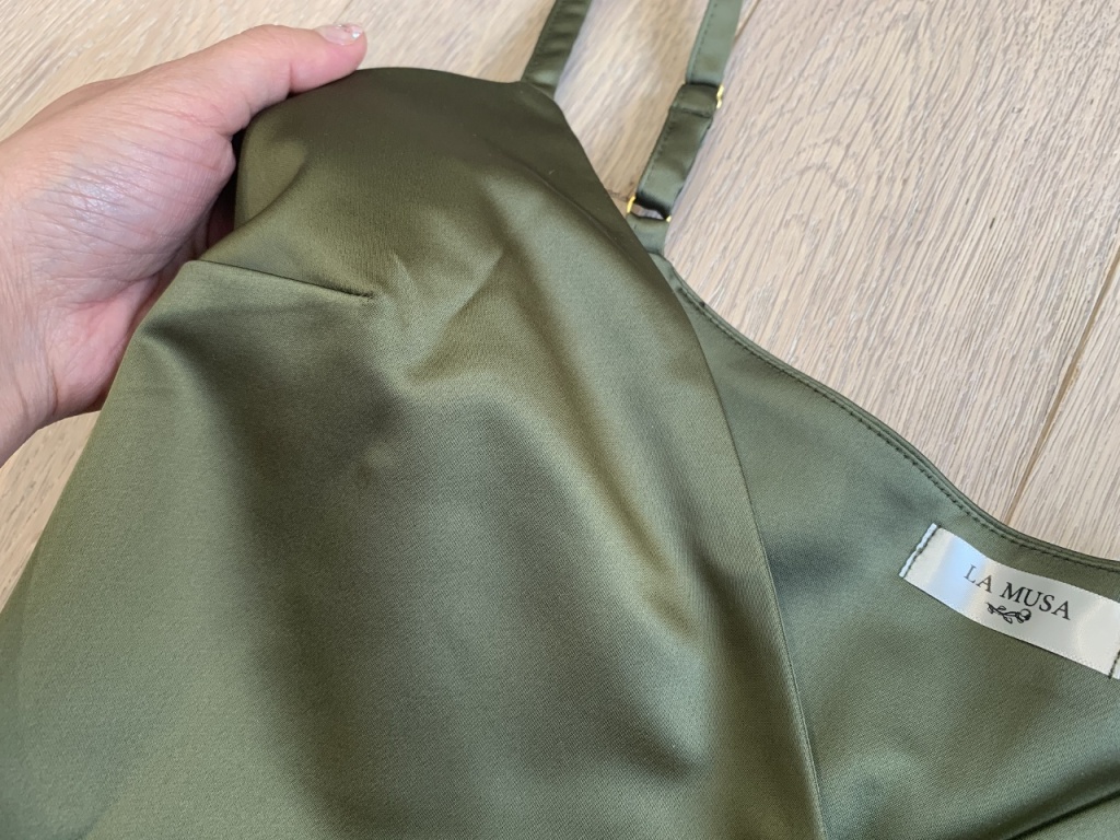 ドレスは美しくエレガントな印象のグリーン