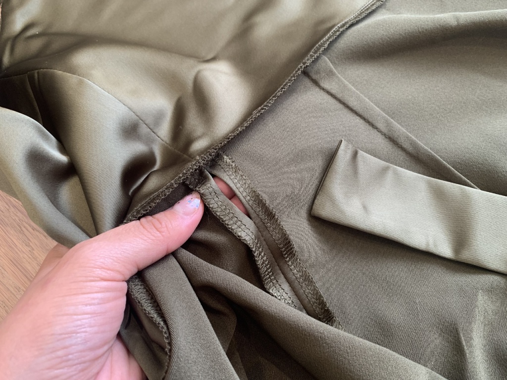 ウエストリボンを通す切り込み部分