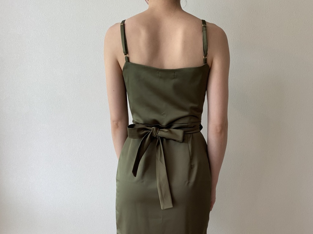 後ろには大きなリボンがついている