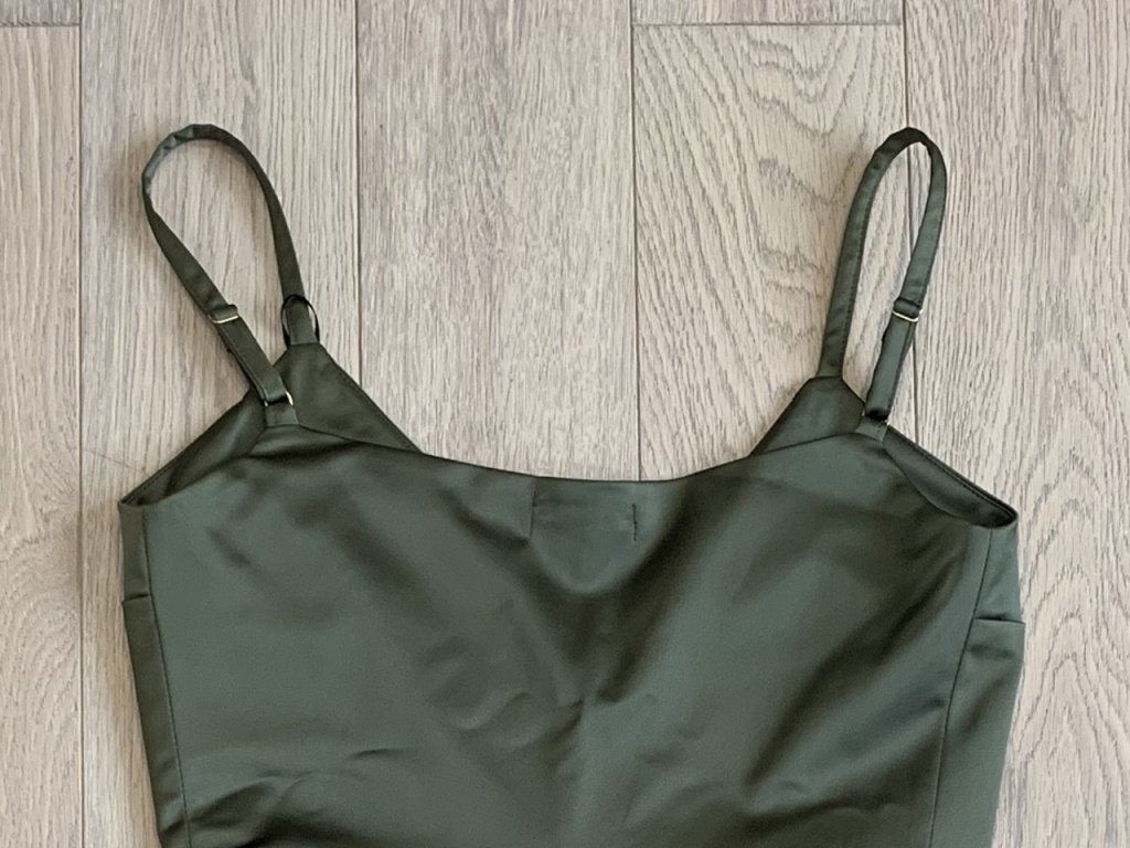 正面のデザインを邪魔しないアジャスター