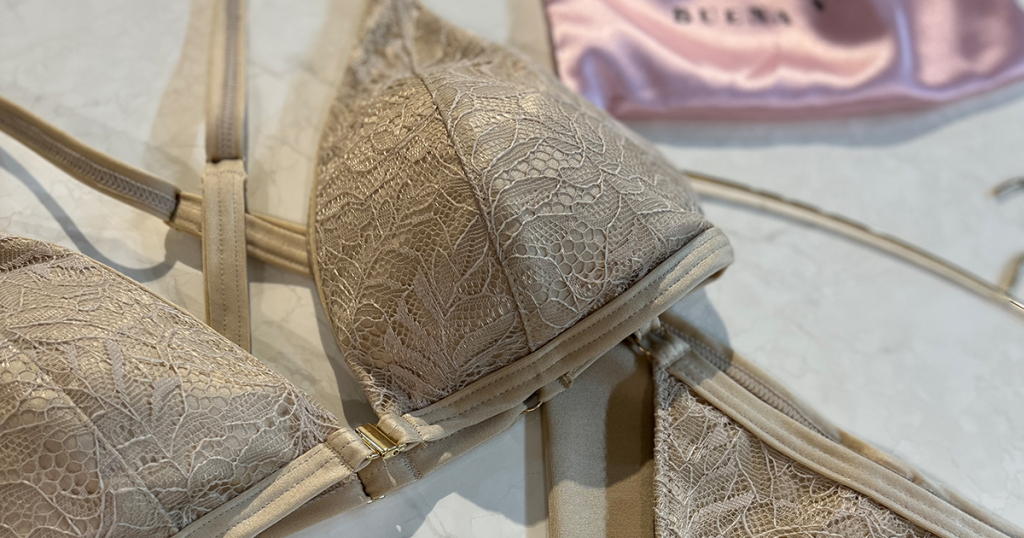 ウォッシャブルレースの質感がリュクスな トライアングルブラとブラジリアンショーツ、サテンポーチのセット