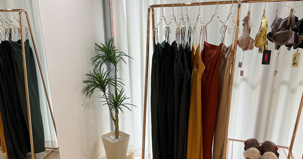 細部のディテールまでこだわり抜いた、美しさと着やすさが一体化したロングドレス