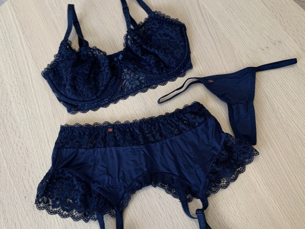 高級感あふれる上品なカラーが素敵なブラ、ショーツ、ガーター