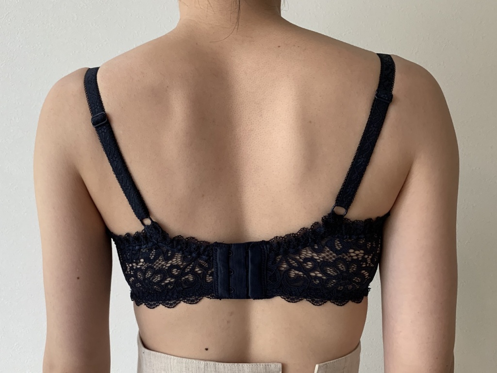幅広アンダーが優しくバストを支えるバックスタイル