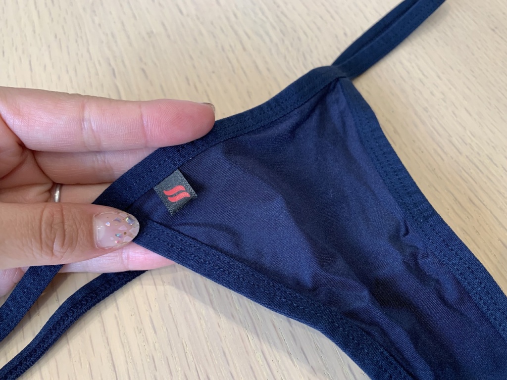 付属するシンプルなソングショーツ