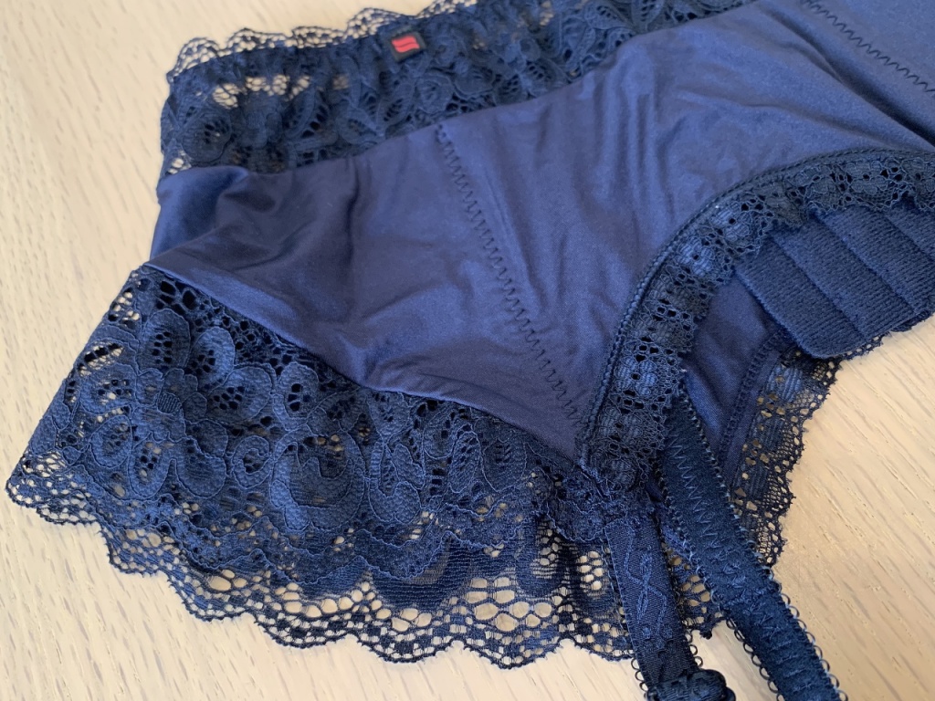 艶感のある柔らかな生地とレースの組み合わせがクラシカルなガーター