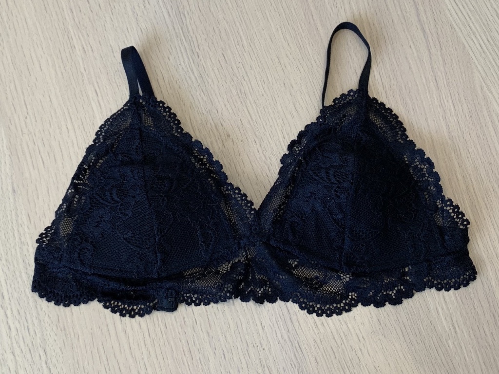 ブラレットにはレースがたっぷりと使用されている