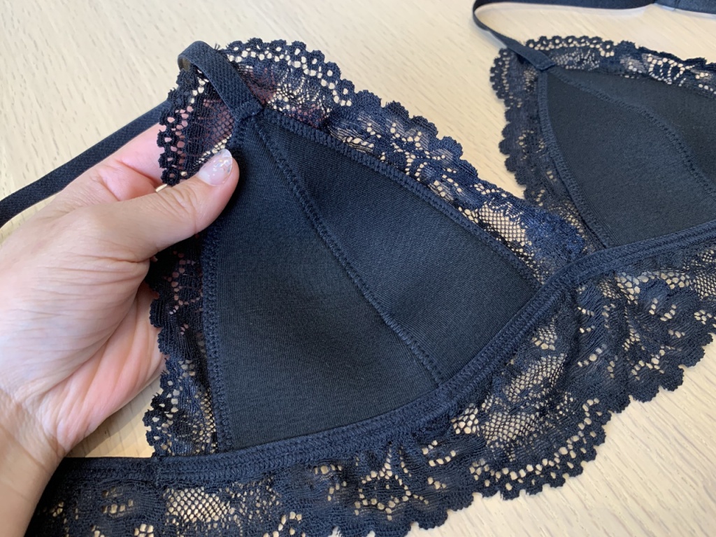 気持ちのよい低反発素材でフィット感抜群のカップ裏