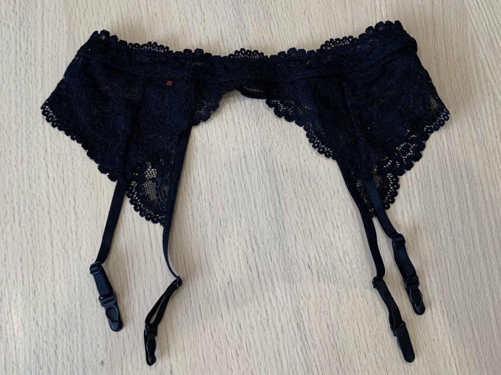 ガーターは定番の形で使いやすい