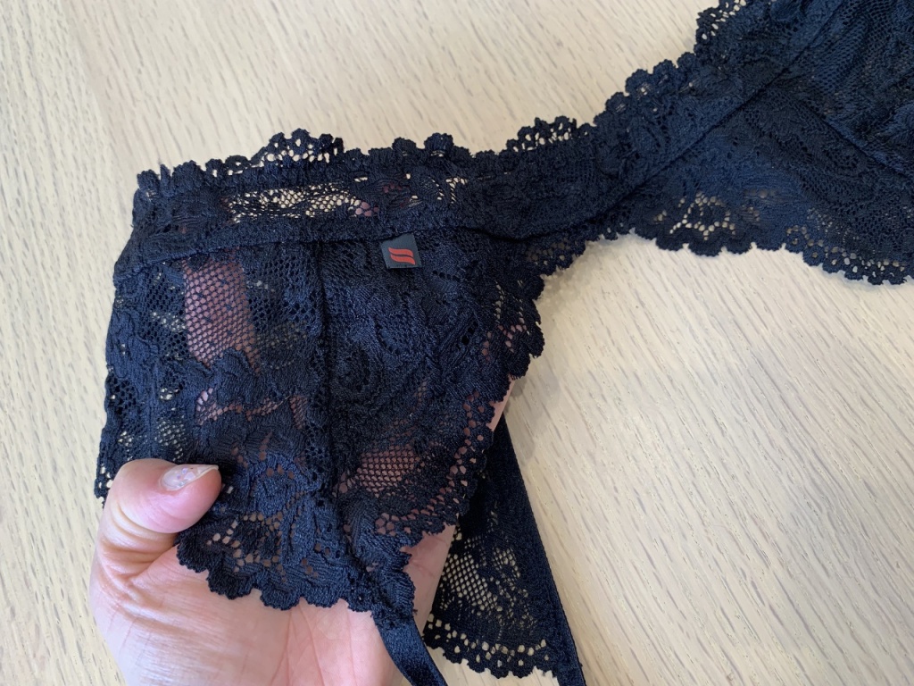 1枚レースで透け感を楽しむガーター