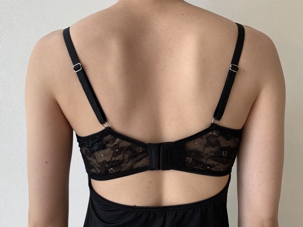 ブラとスリップがまさに一体になっているのがよくわかるバックスタイル