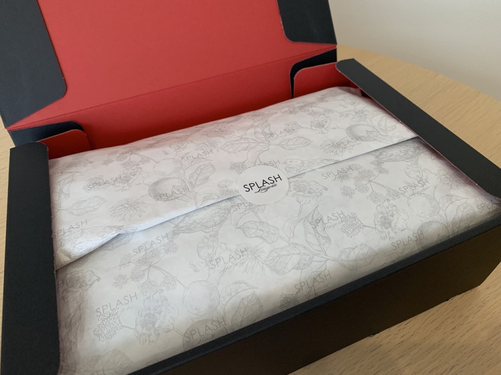 美しく妖艶な雰囲気を醸し出すボックス内部の赤いカラー