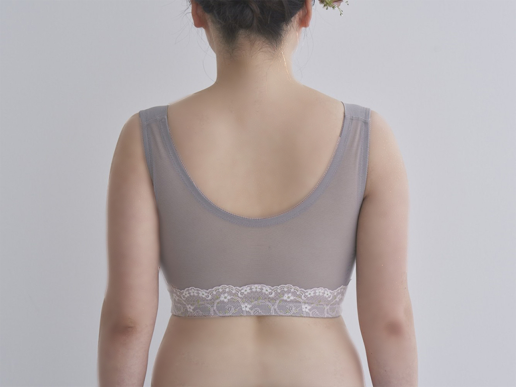 脇も背中もすっきりと美しいシルエット