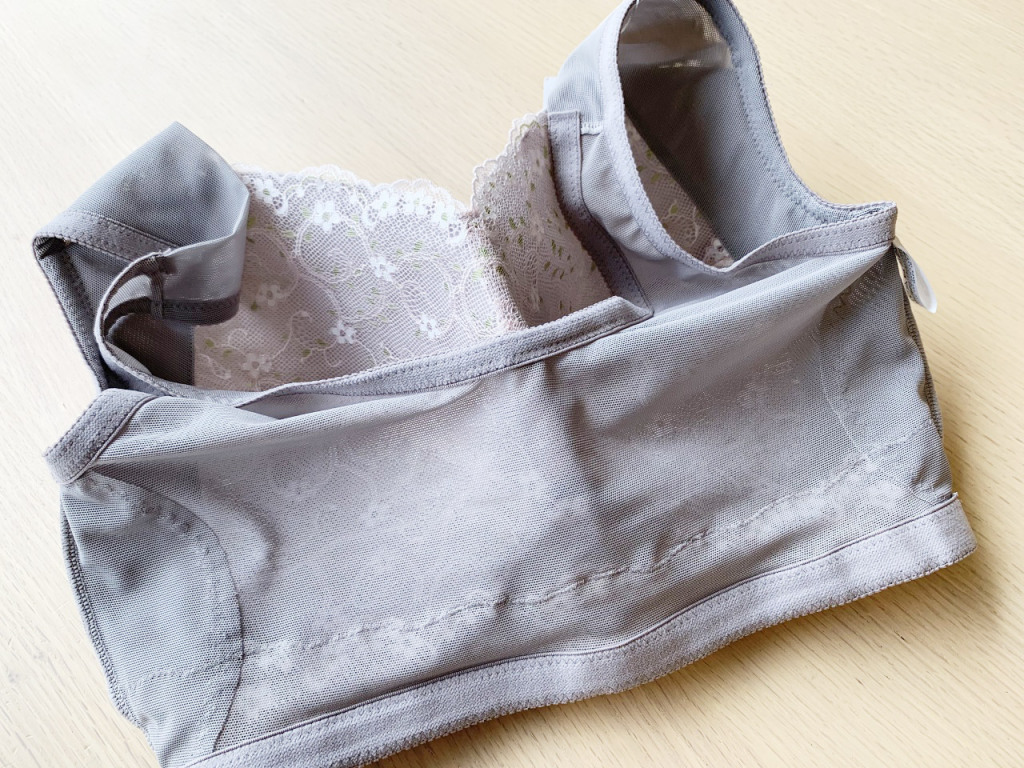 ブラを裏返したもの。縫製も美しい