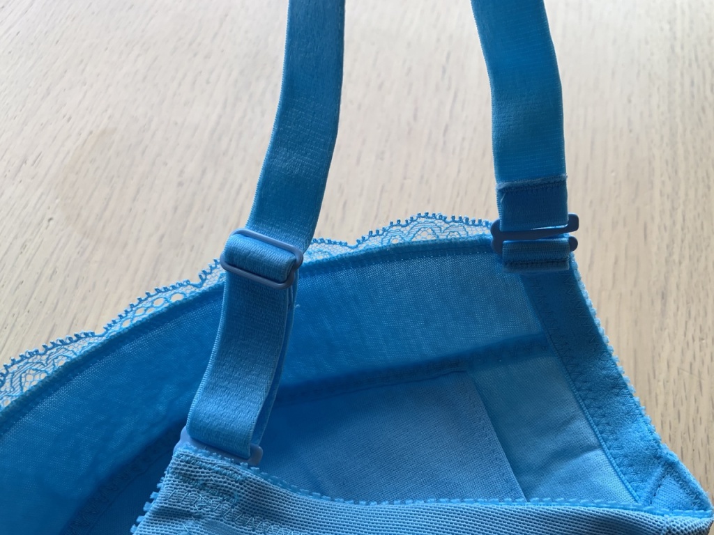 取り外しができ、便利なストラップ