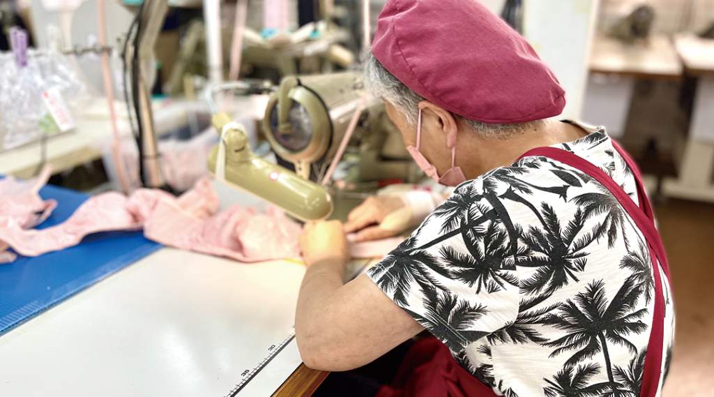 工場でのランジェリー縫製の様子