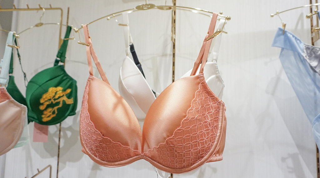 「七宝つなぎ」の刺繍が美しいシルクのランジェリー