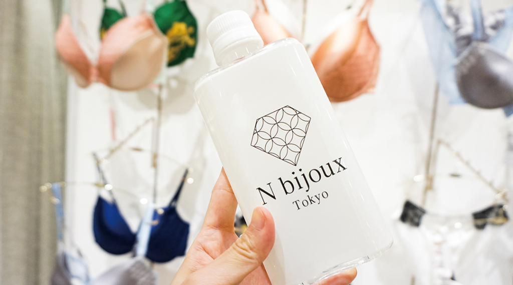 ブランドロゴ入りのペットボトル（非売品）は、店頭でお客さまにお渡ししている