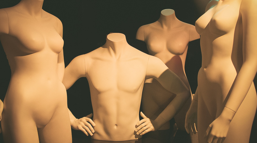 男女どちらから見ても大きなバストや形の良いバストは魅力的