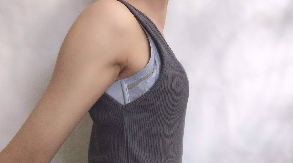 タンクトップに合わせた場合 [横]