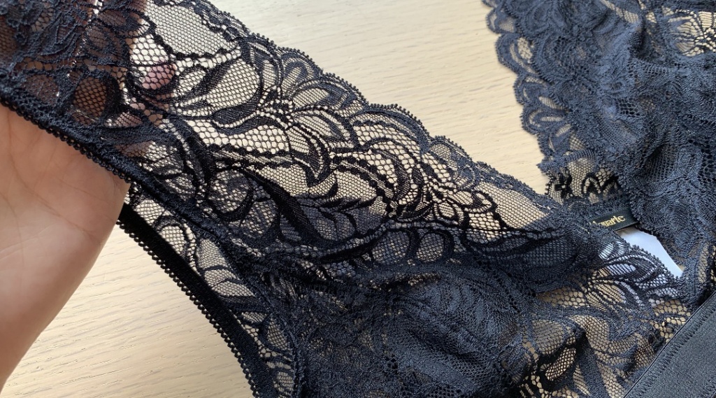 肩からバスト下までを覆う美しいレース