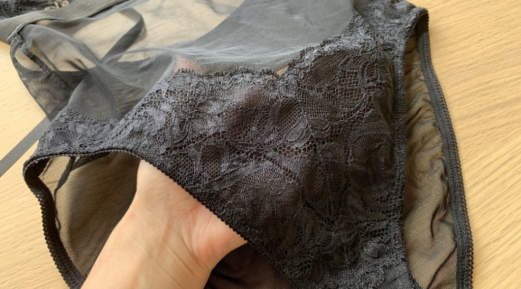 透け感はほとんどないショーツ部分