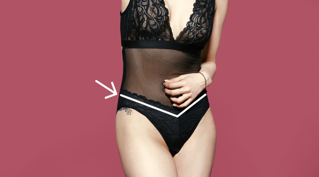 V字カットのレースでスタイルアップが可能