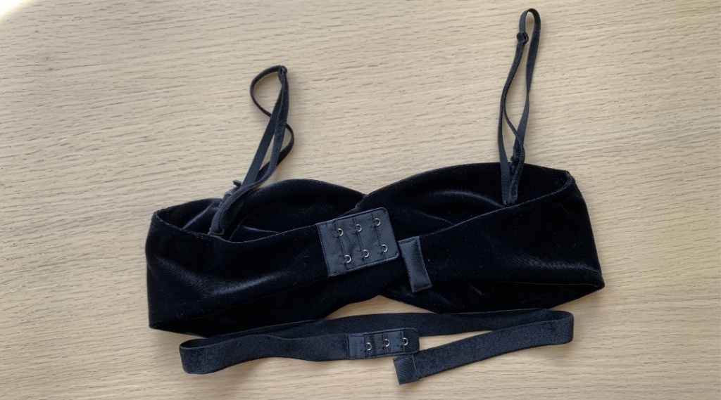 着脱可能なストラップで様々な表情を見せるツイストブラ