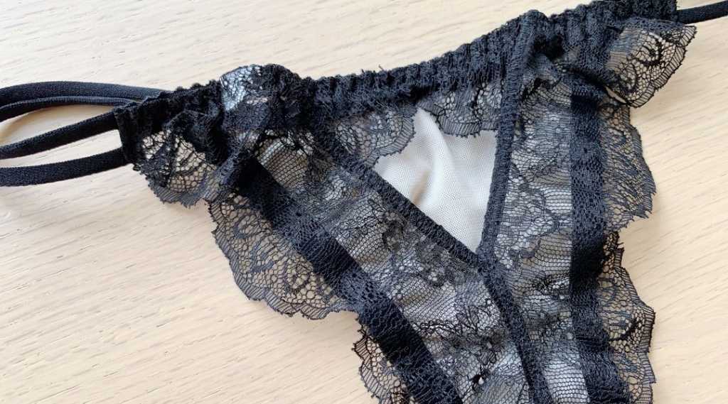 シンプルながらこだわりを感じるショーツのバックのデザイン