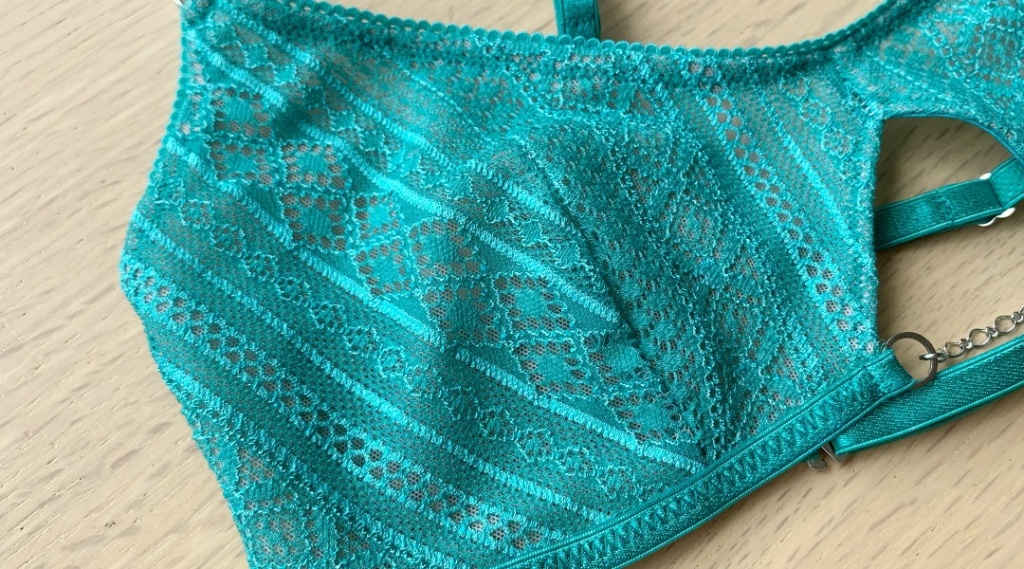 幾何学的なストライプが新鮮でおしゃれなデザイン