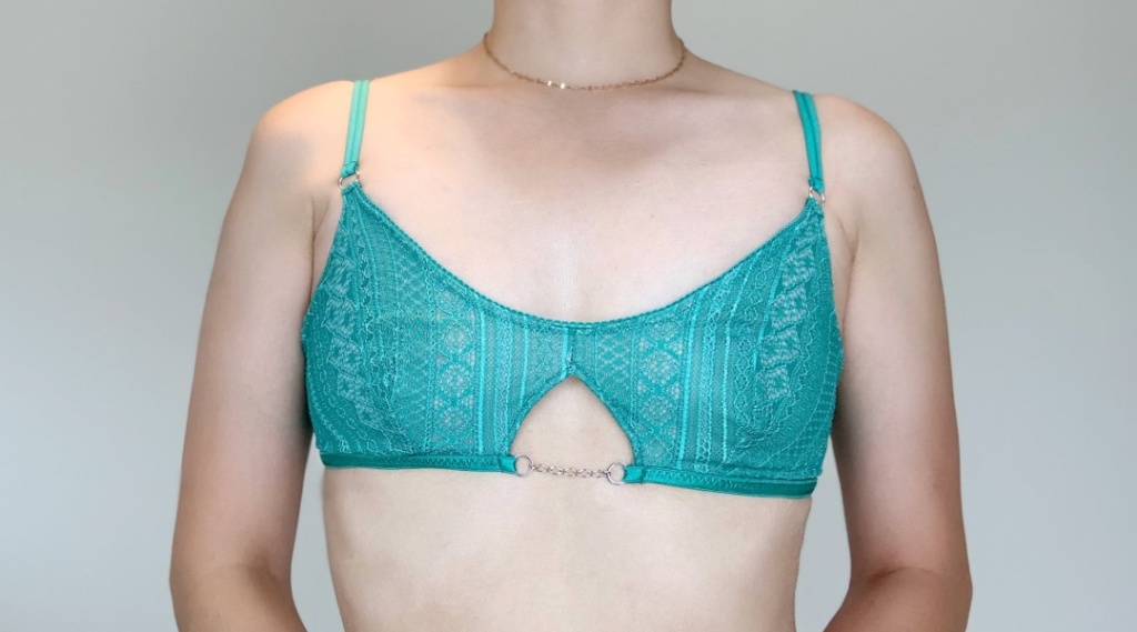 中心のカッティングが個性的なバンドゥブラ