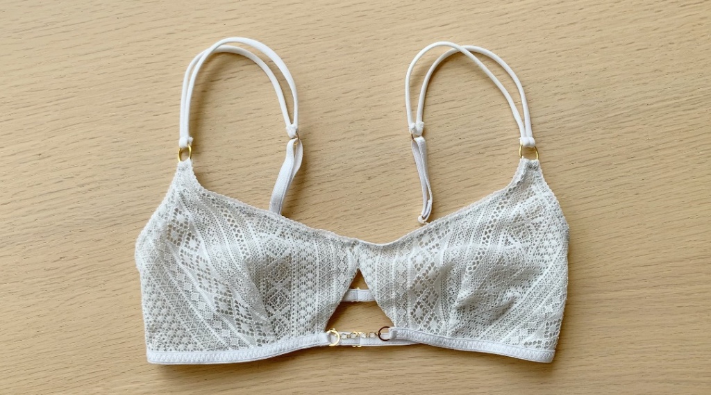 ホワイトのブラにはゴールドの金具